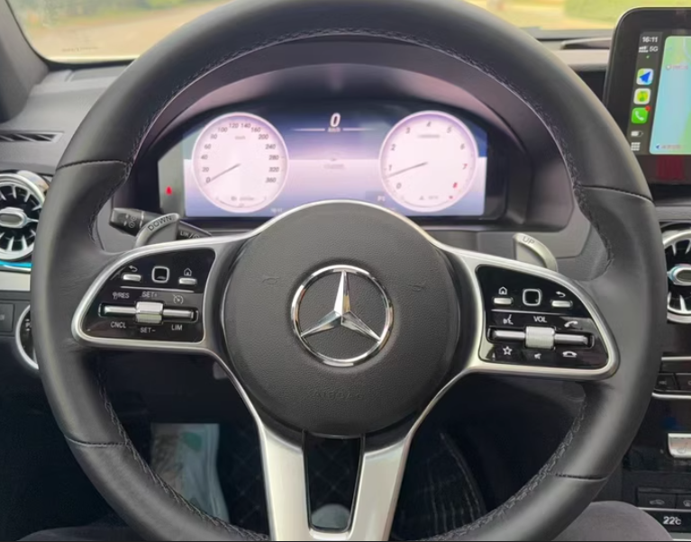 Standard Mercedes steering wheel in black leather, before customisation